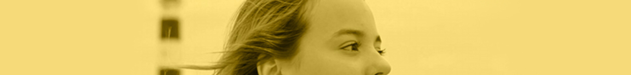 Jeune femme regardant l'horizon