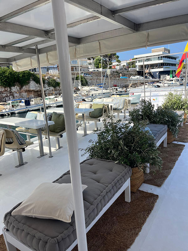 Parte superior del barco con decoración personalizada