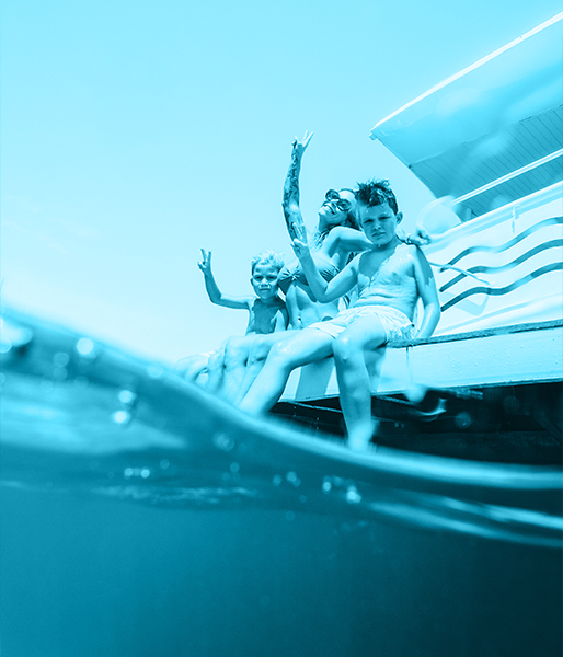 Foto polaroid de una familia disfrutando de la excursión en barco