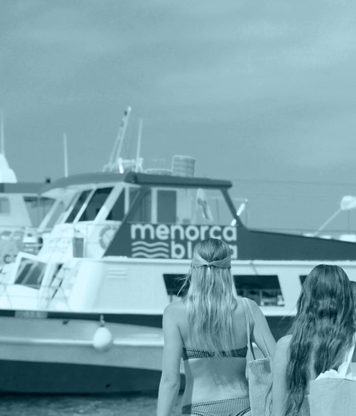 Groupe de personnes embarquant sur le bateau