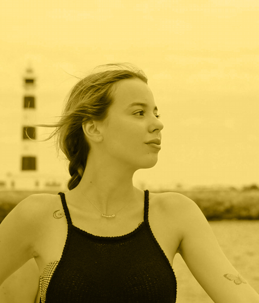 Foto polaroid de una chica mirando el horizonte